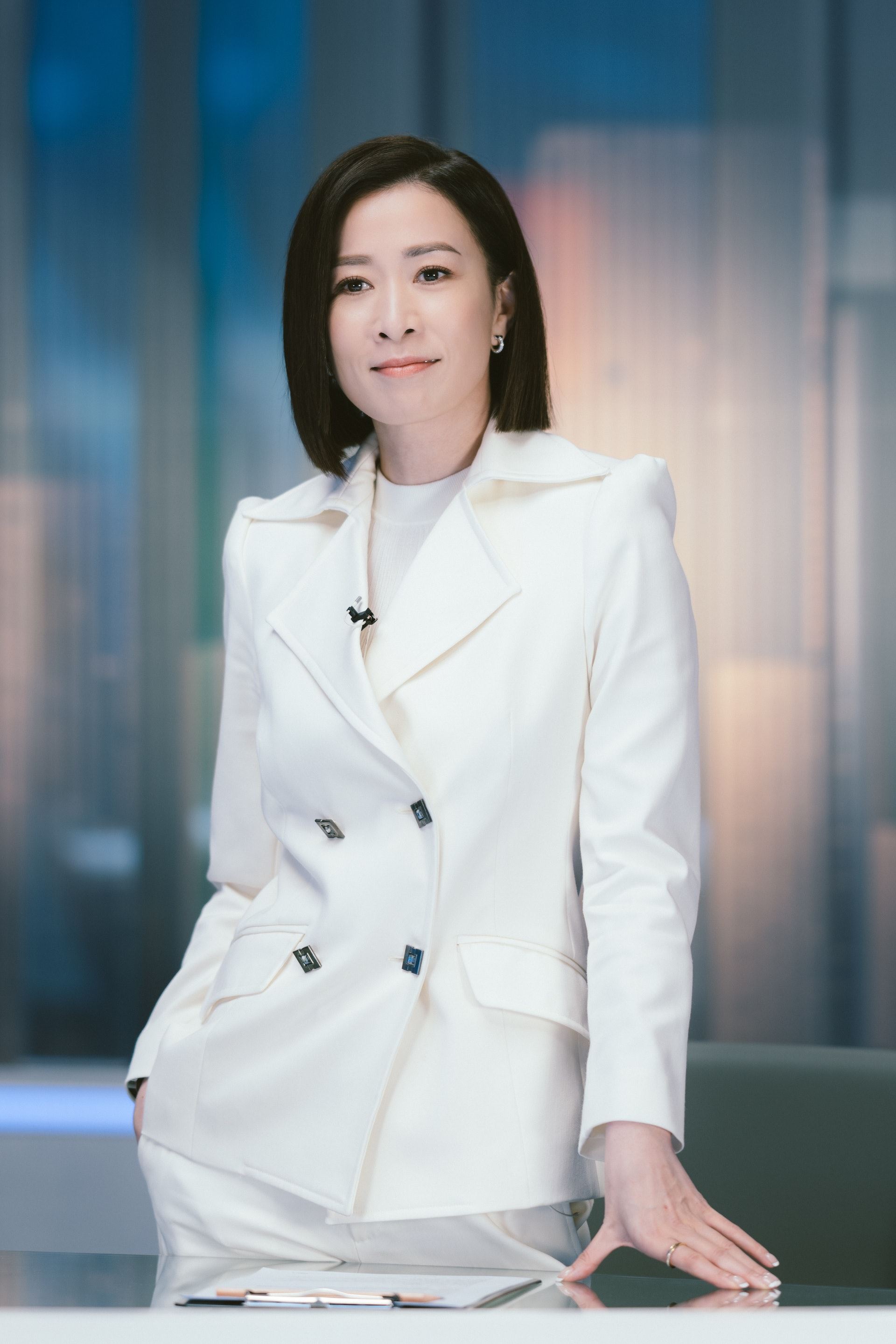 🌟《新闻女王》man姐美甲和15年前《绝代商骄》三水妹一样❗️佘诗曼亲自解释💅