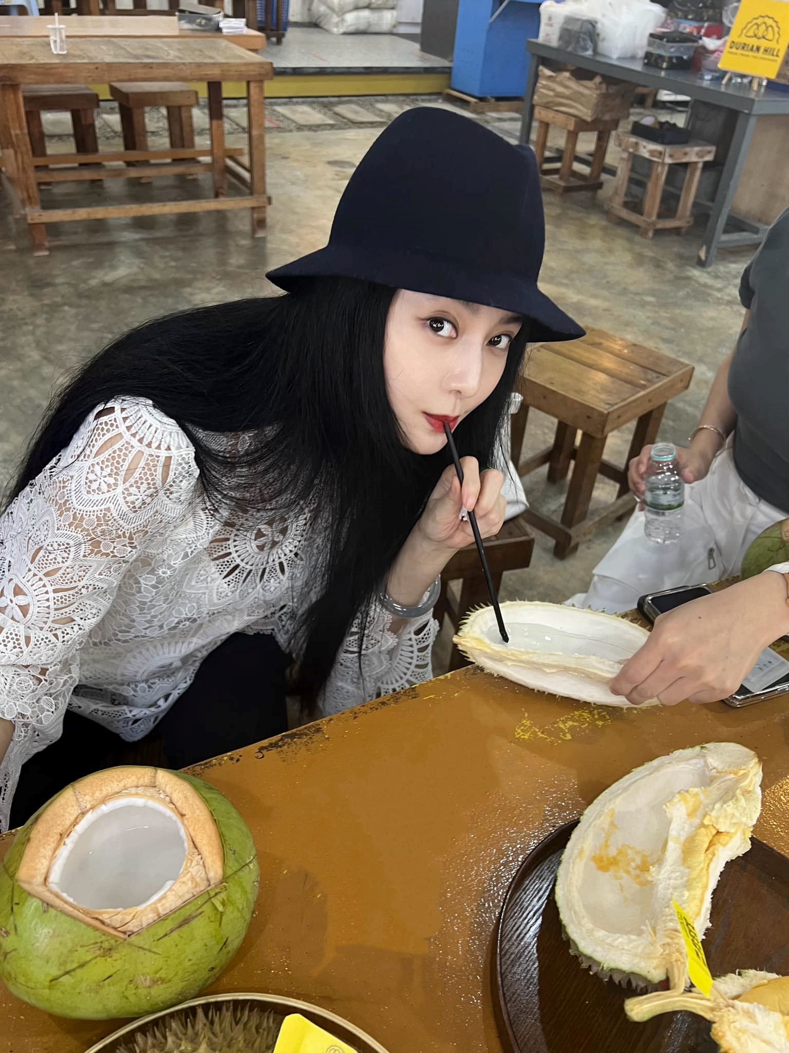 范冰冰来马吃榴莲❗大赞是榴莲爱好者的天堂💕