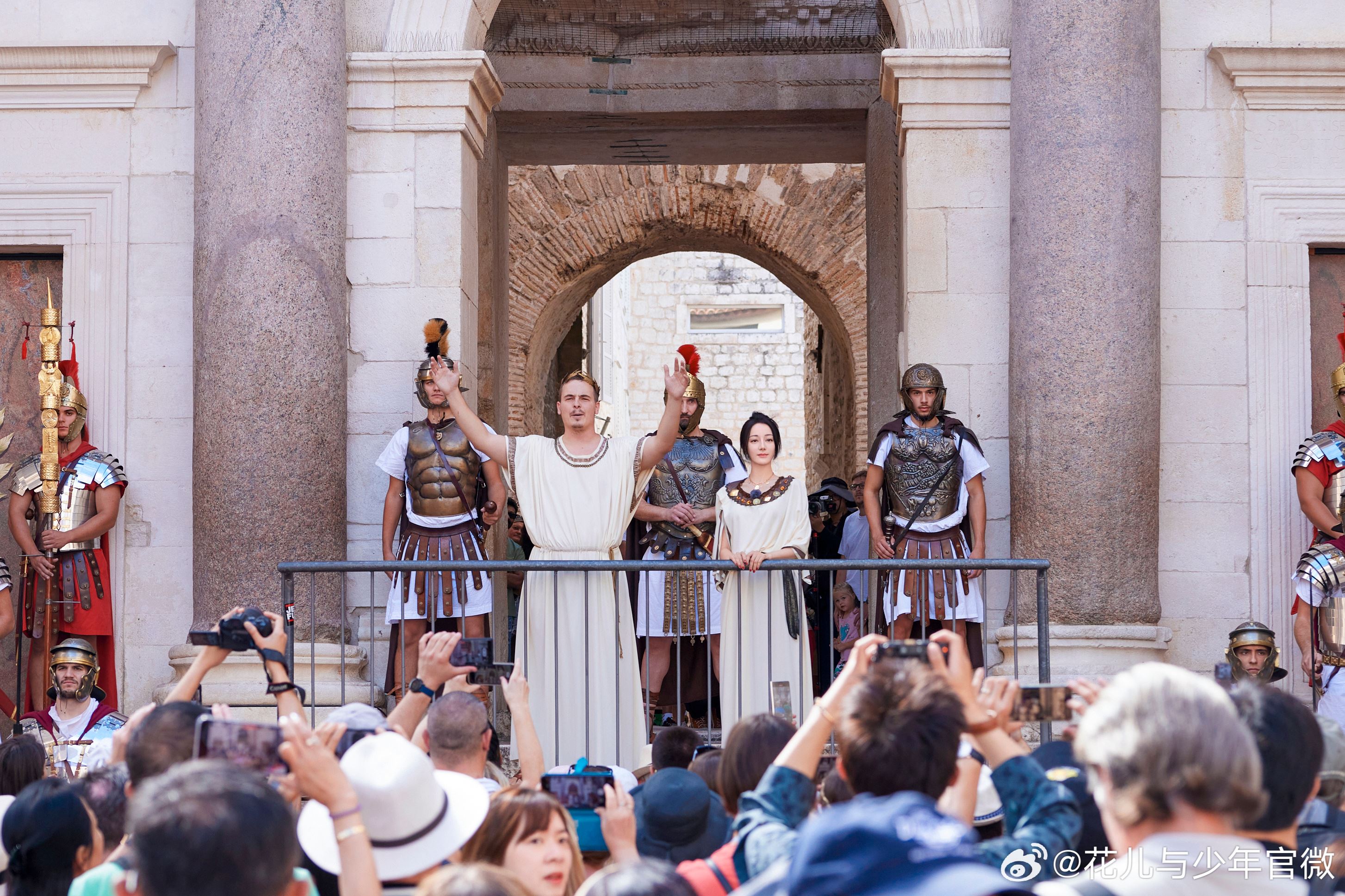 《花儿与少年5》迪丽热巴天选皇后👑被邀请上古宫殿露台与群众打招呼🔥