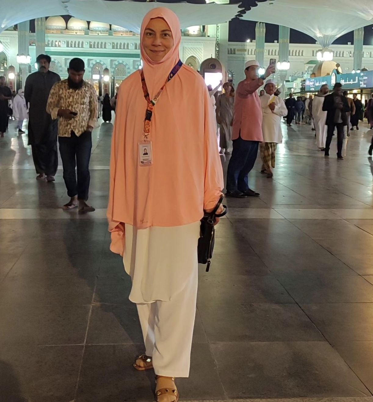 “sini 24 jam penuh tapi suasana sangat bersih,” angeline tan pertama kali jejak kaki di madinah