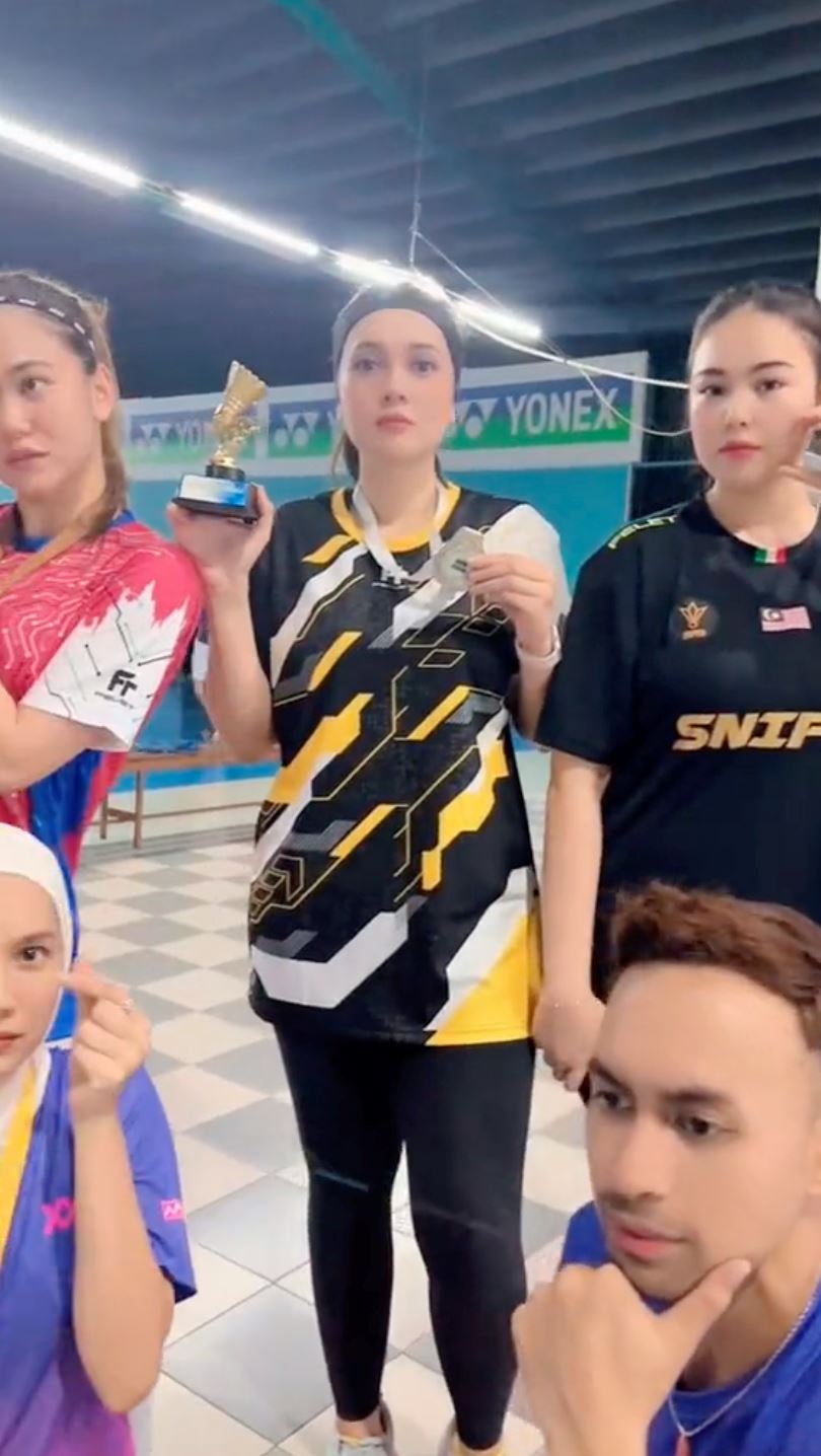 “tudung terbang ke main badminton?,” - netizen persoal penampilan nelydia senrose
