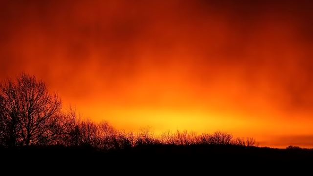 langit seolah terbakar, penduduk tergamam lihat fenomena depan mata
