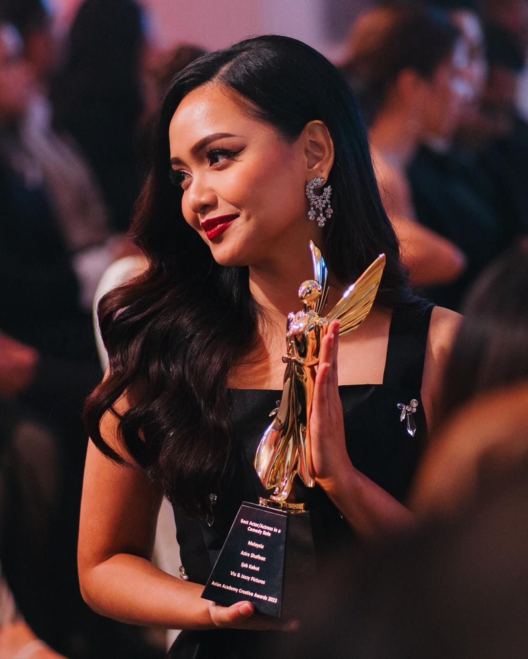 dinobat pelakon komedi terbaik, azira shafinaz puas usaha keras 10 tahun berbaloi