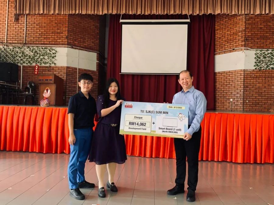 余仁生《一年一校》计划筹获逾12万🌟 为四所华学提升校园设备❤️