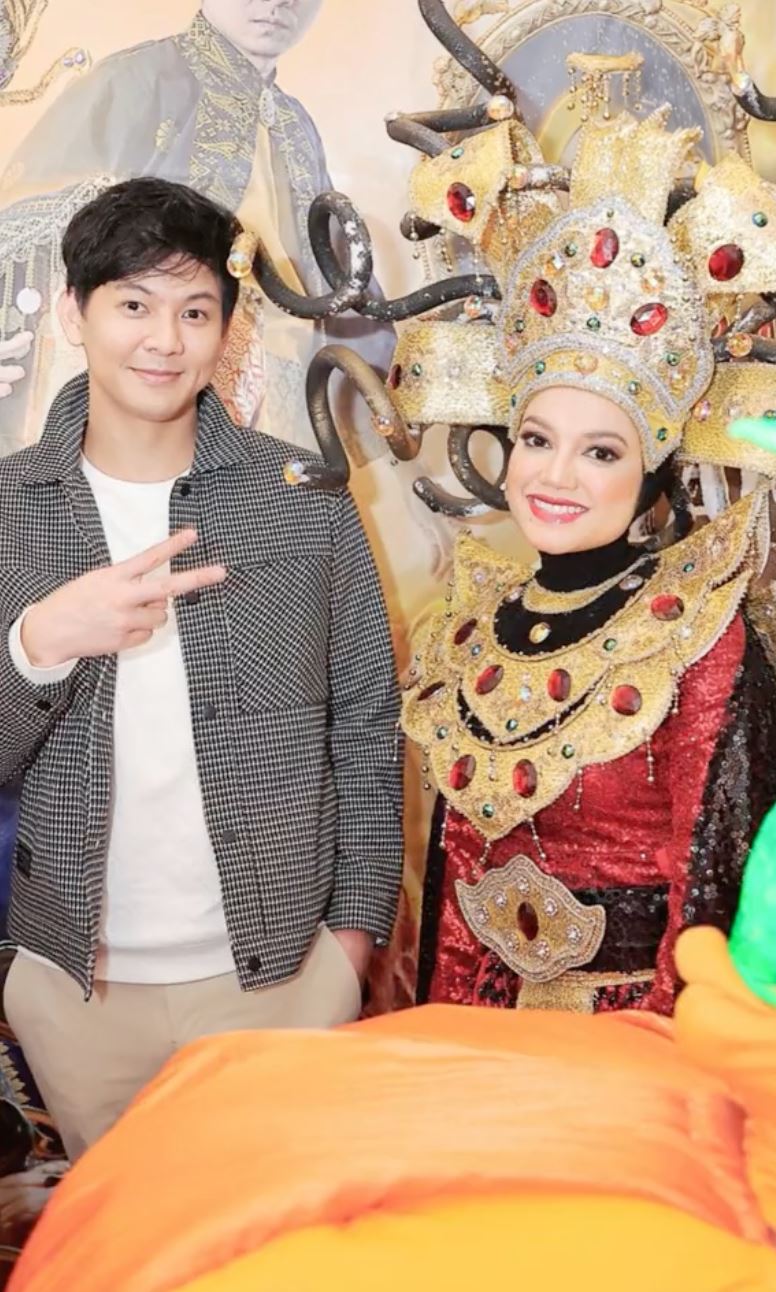 puteri sarah liyana nafi letak kepala pada bahu andi arsyil, “saya hanya berpaling..”