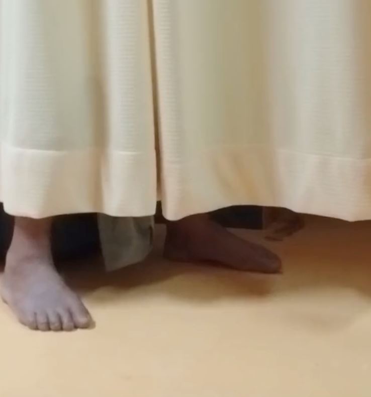 wanita kongsi kisah seram lihat kaki pucat berdiri dibalik tirai katil [video]