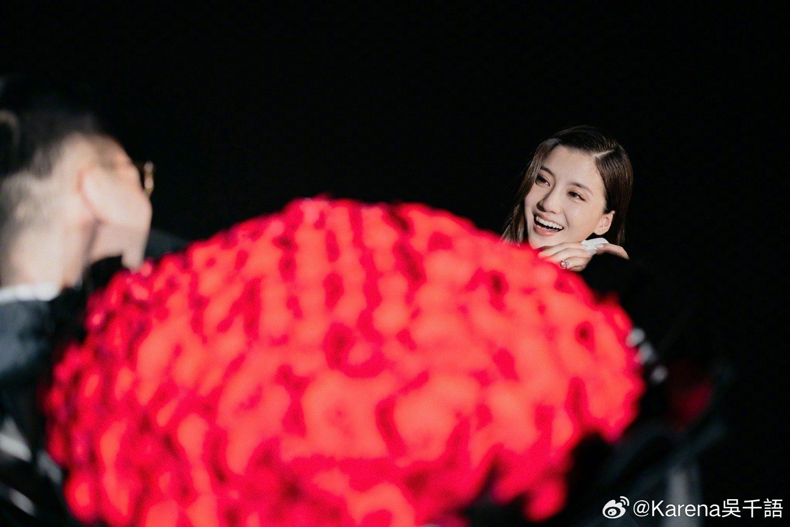 吴千语被求婚视频公开💍现场有一束很大的玫瑰且播着她喜欢的歌❤️