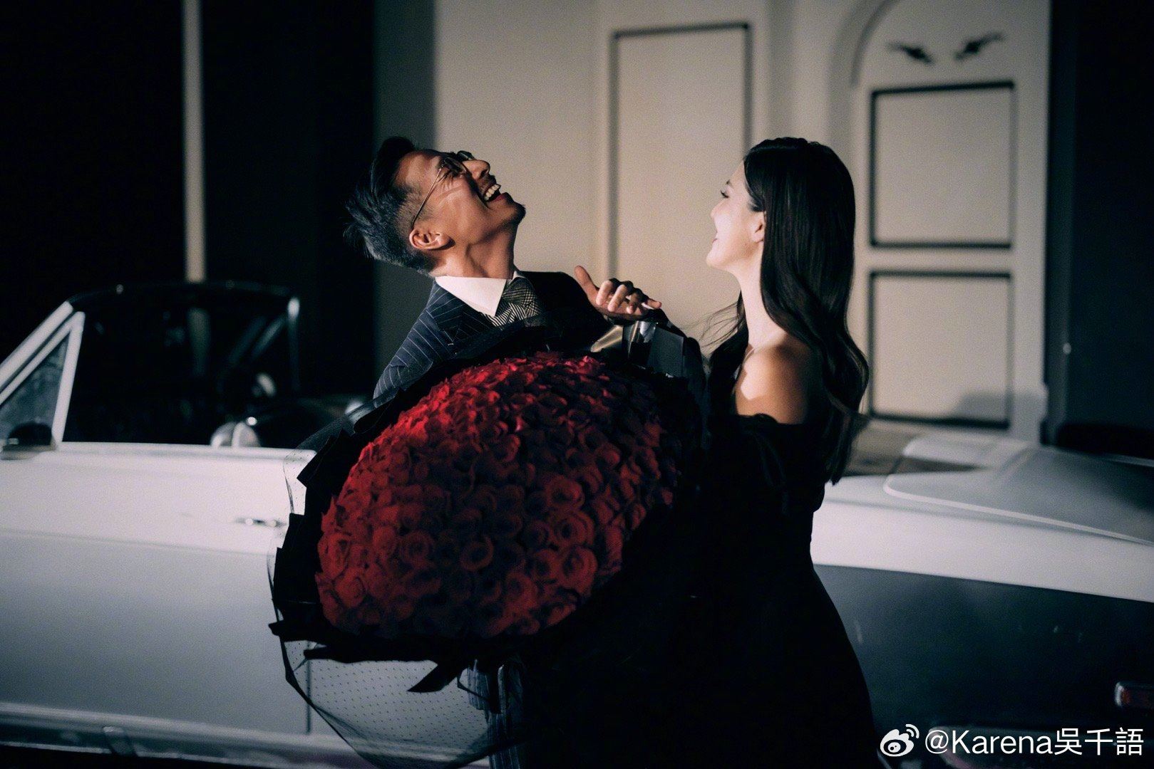 吴千语被求婚视频公开💍现场有一束很大的玫瑰且播着她喜欢的歌❤️