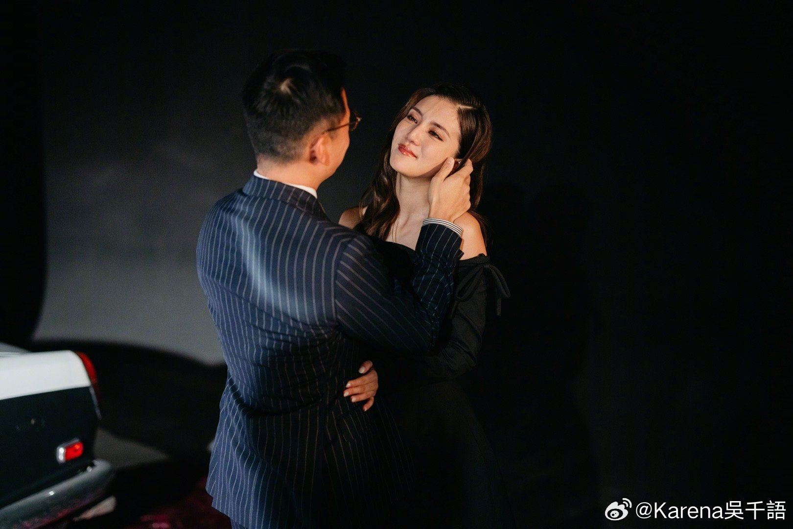 吴千语被求婚视频公开💍现场有一束很大的玫瑰且播着她喜欢的歌❤️