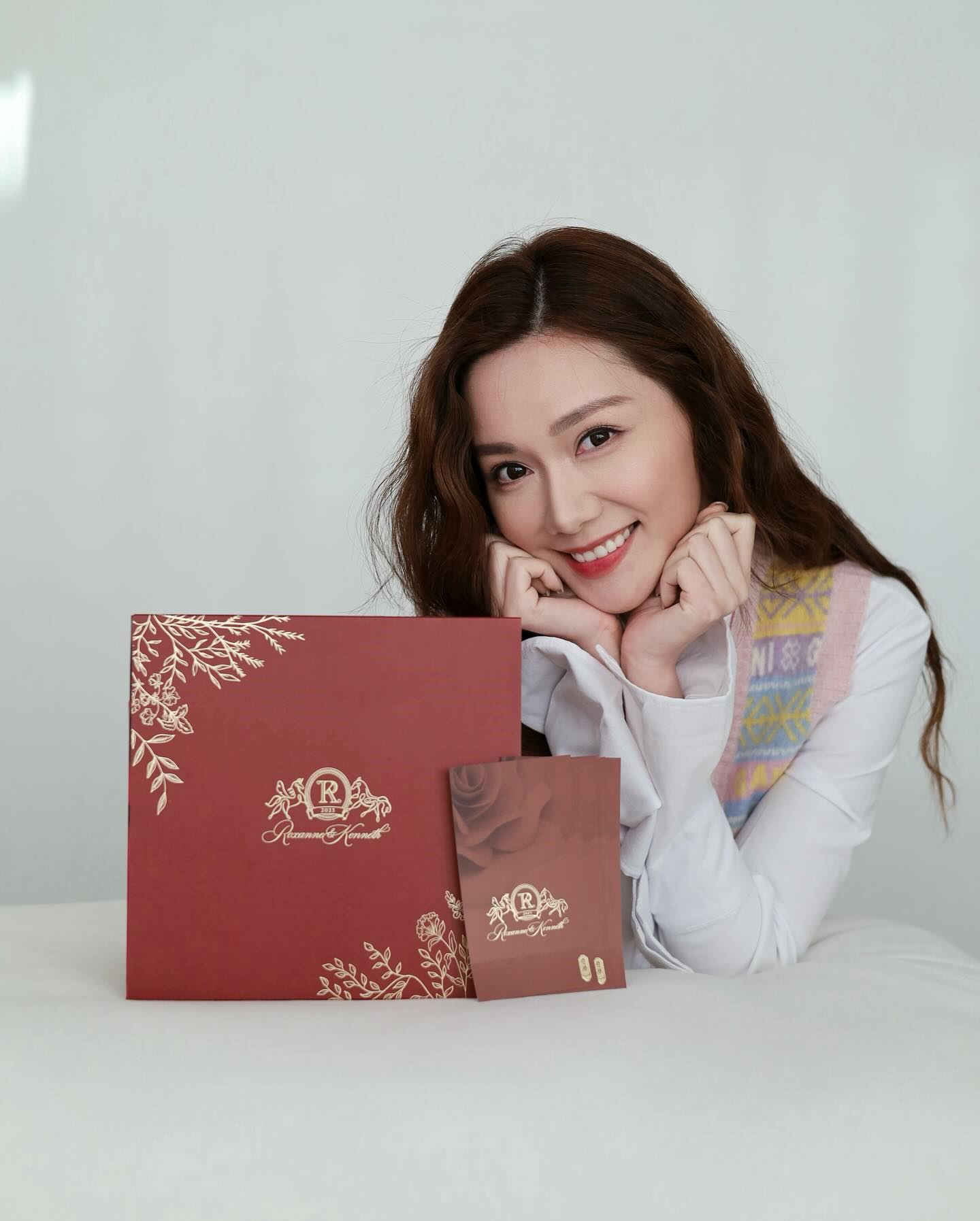 马国明汤洛雯派喜饼💗饼卡礼盒印有独角兽和小马标志🦄️