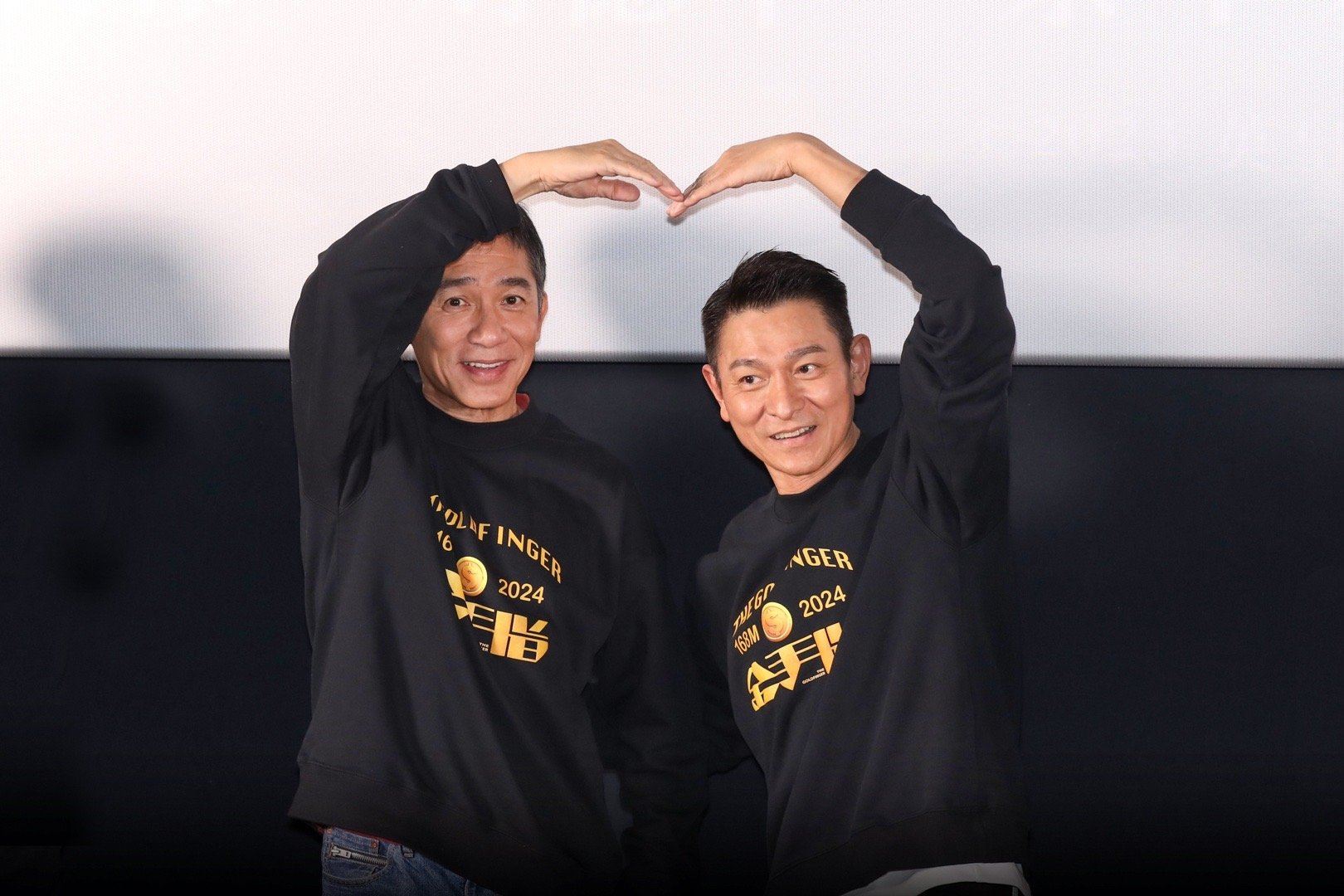 🎬电影《金手指》两大影帝秀韩式比心💗刘德华梁朝伟脸颊比心好可爱😍