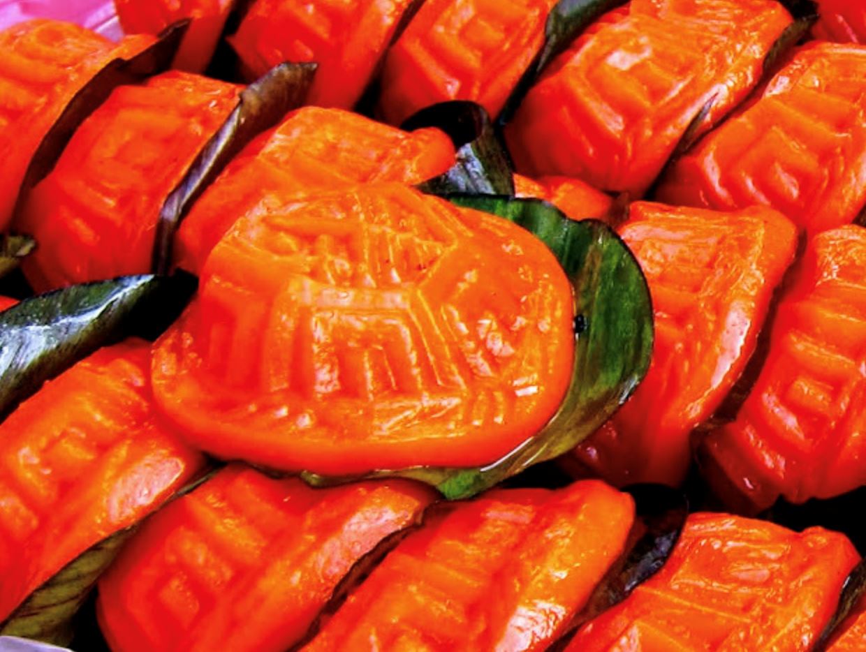 m’sian man chokes to death on a piece of ang ku kueh