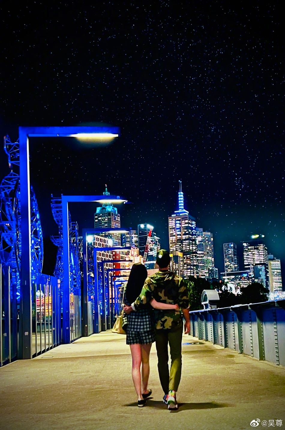 📸️吴尊和老婆相恋27周年❗️晒牵手接吻照庆祝❤️