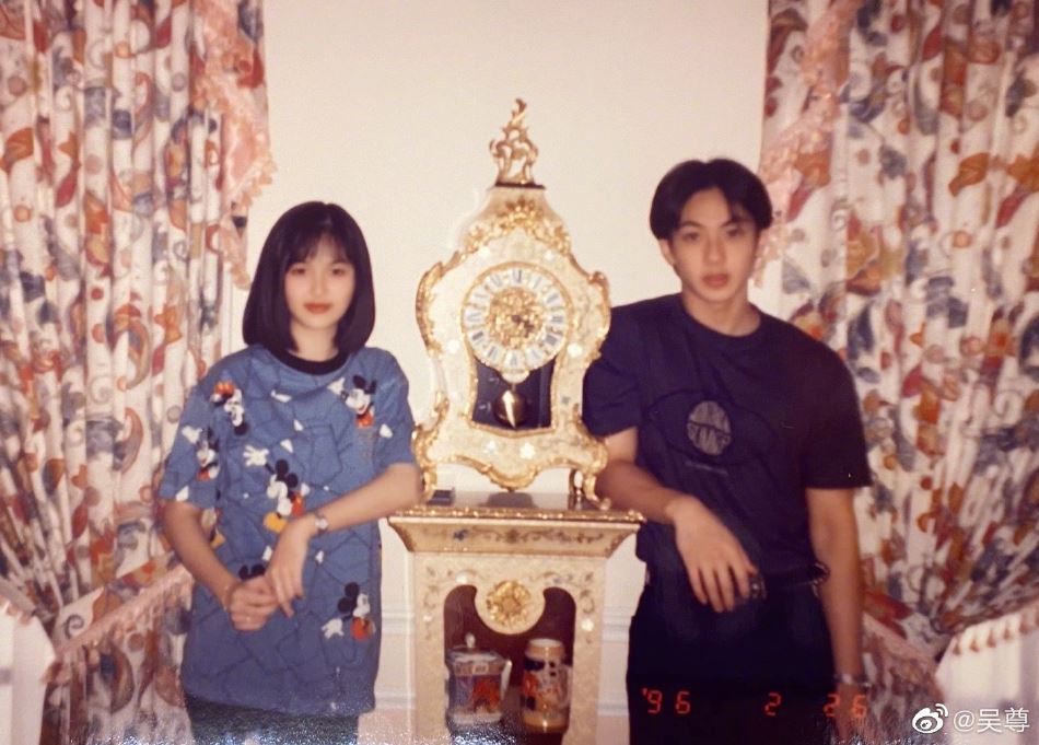 📸️吴尊和老婆相恋27周年❗️晒牵手接吻照庆祝❤️