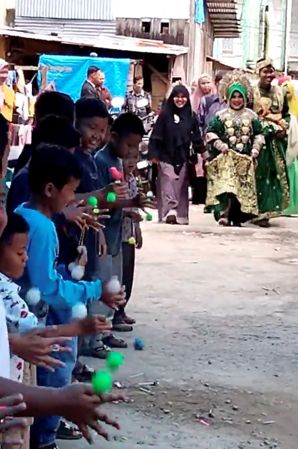 pasangan pengantin disambut meriah dengan bunyi lato-lato