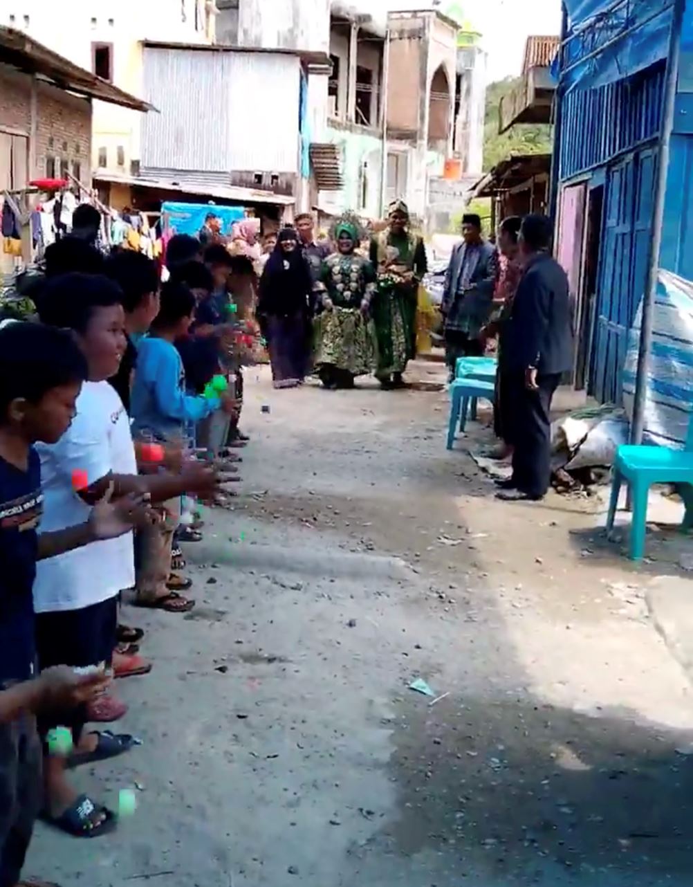 pasangan pengantin disambut meriah dengan bunyi lato-lato