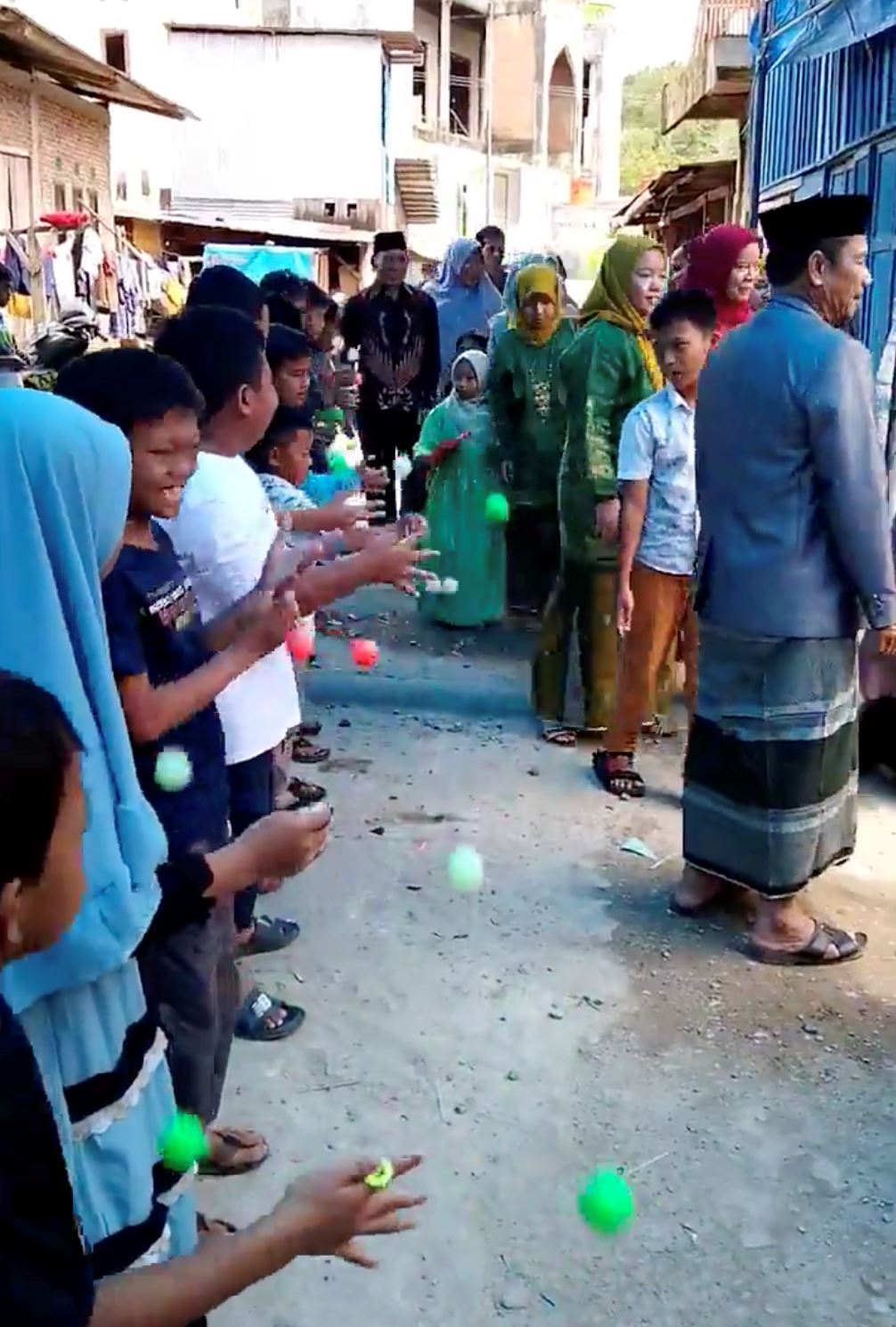 pasangan pengantin disambut meriah dengan bunyi lato-lato