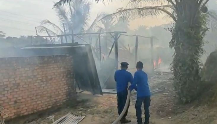 remaja bertindak bakar rumah, berang ibu bapa tak beri duit kahwin