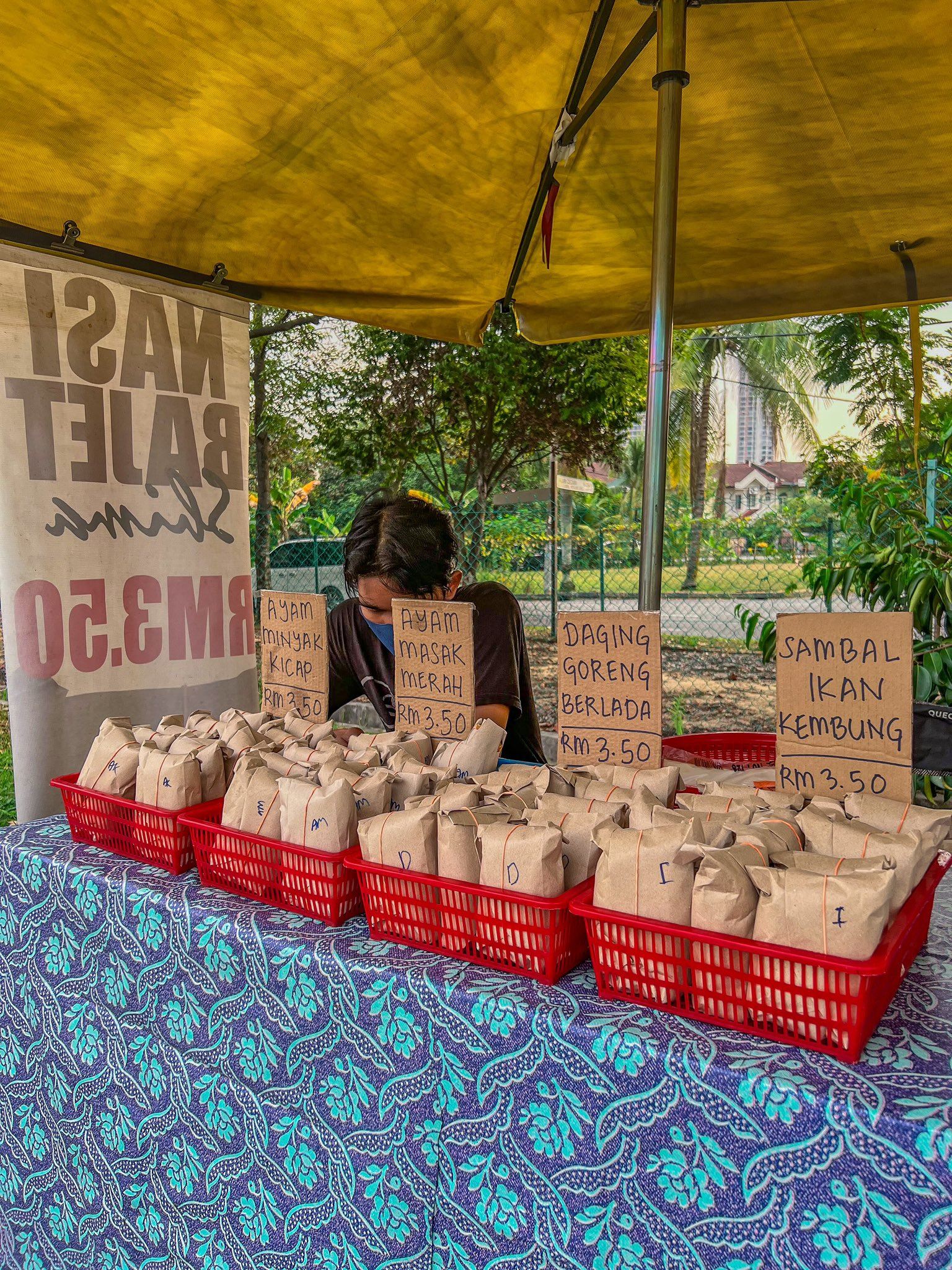 stall owner sells nasi bajet for rm3.50 per pack, free for customers who can’t afford it