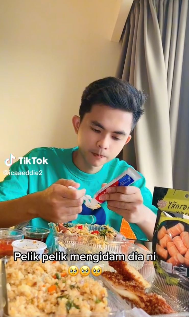 tajul dirakam makan nasi goreng dengan ubat gigi, peminat terkejut!