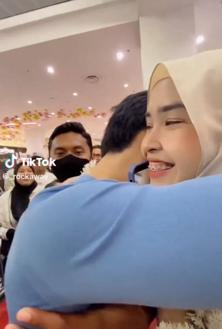 aksi hun haqeem peluk wanita bertudung curi tumpuan, rupanya…