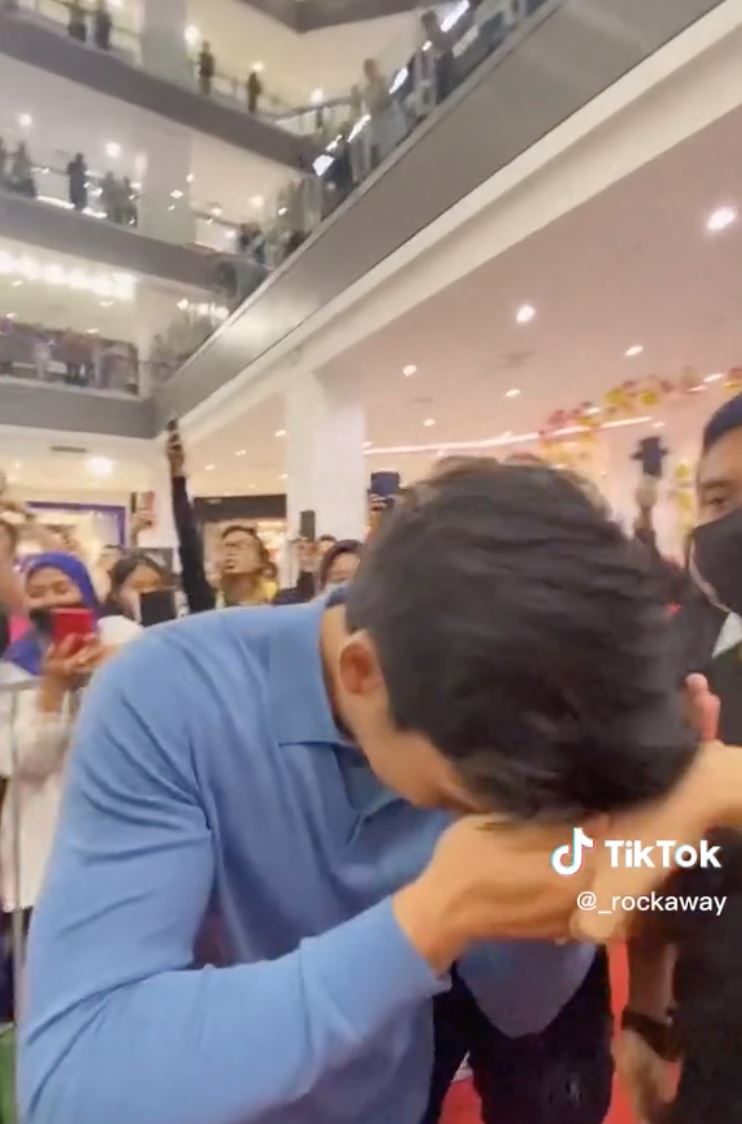 aksi hun haqeem peluk wanita bertudung curi tumpuan, rupanya…