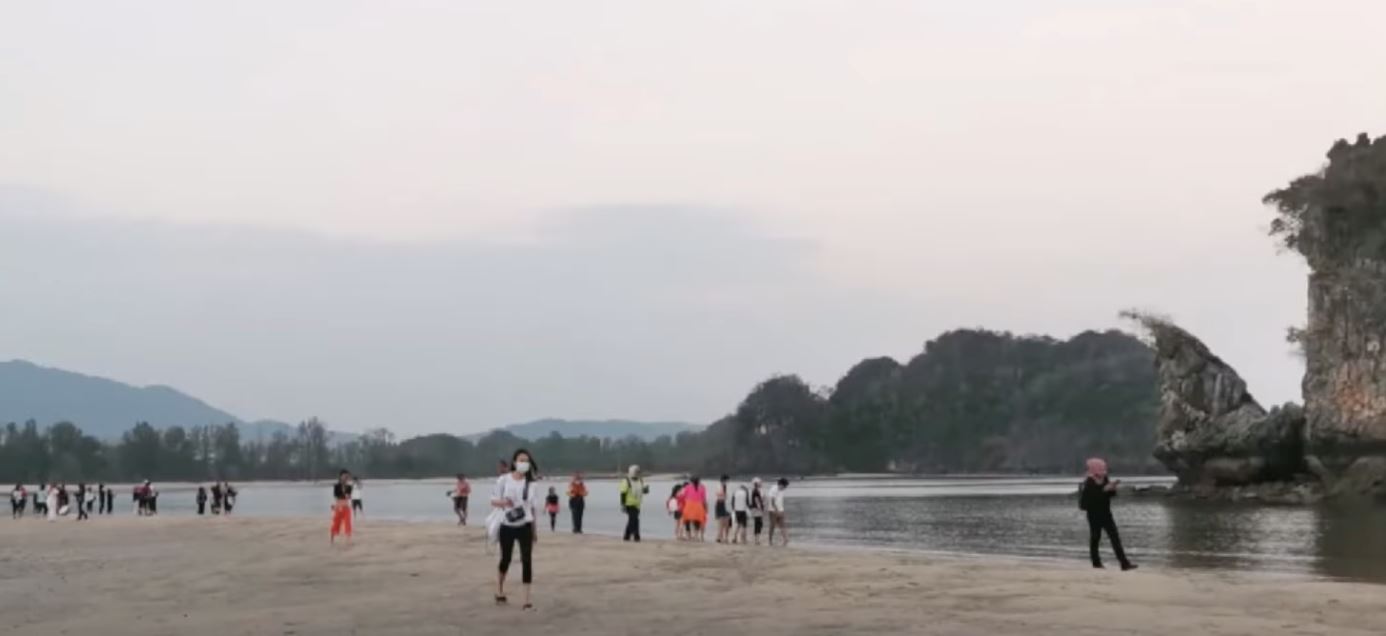 fenomena laut terbelah, ribuan pengunjung pakat serbu langkawi