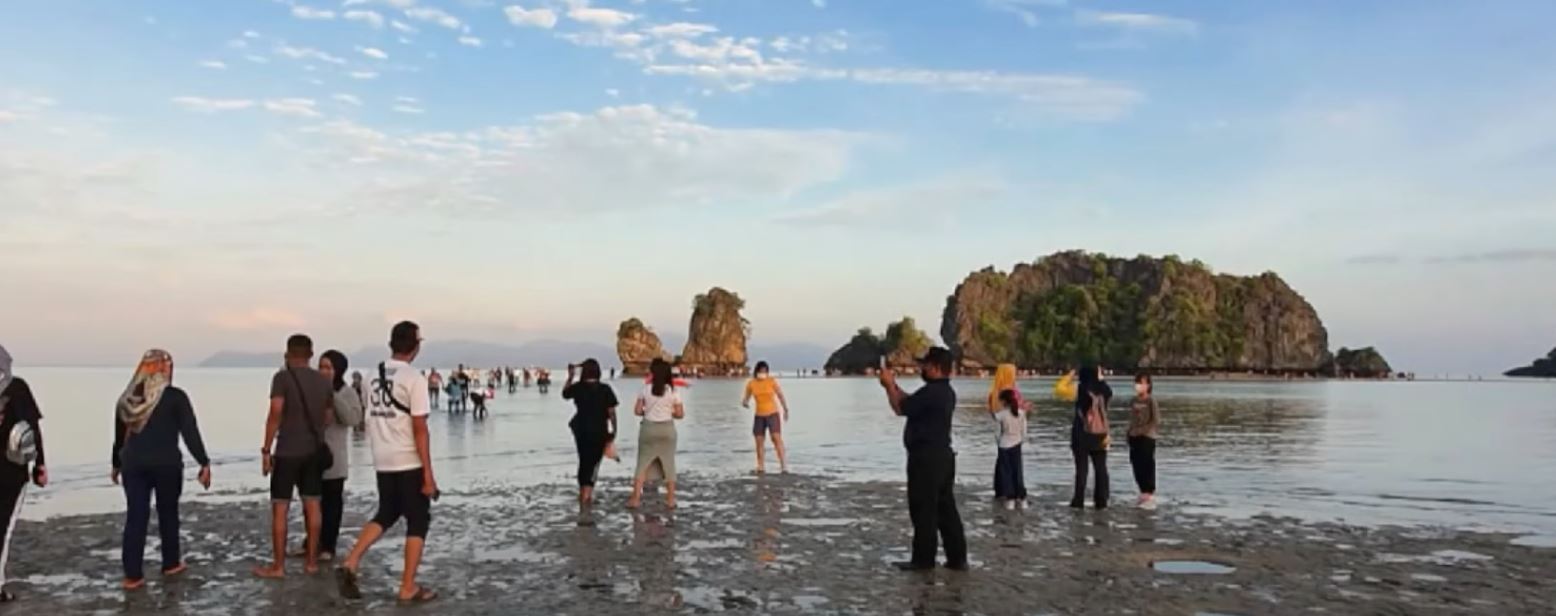fenomena laut terbelah, ribuan pengunjung pakat serbu langkawi