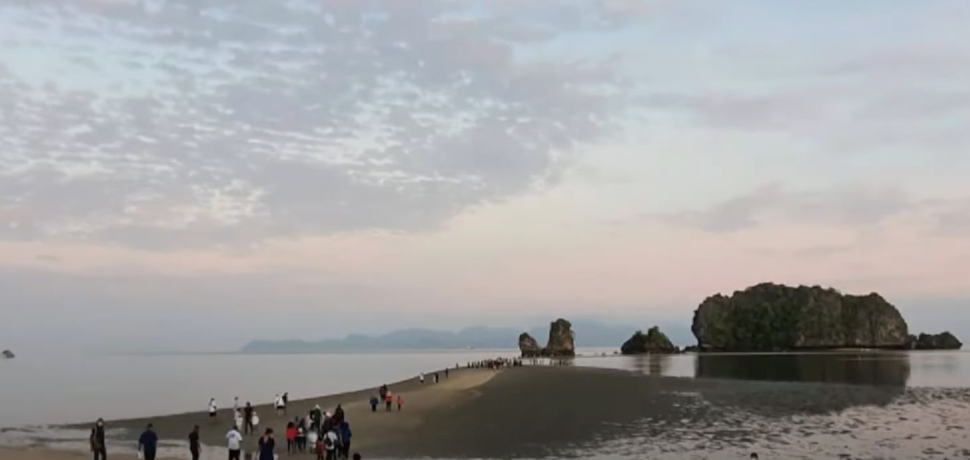 fenomena laut terbelah, ribuan pengunjung pakat serbu langkawi