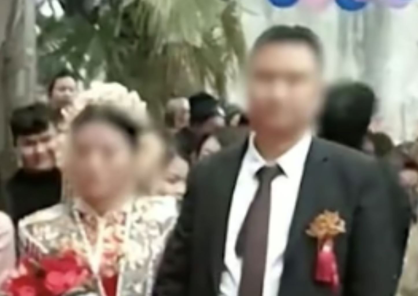 chinese man’s ex-girlfriends show up at his wedding with banner threatening to “expose his past” 
