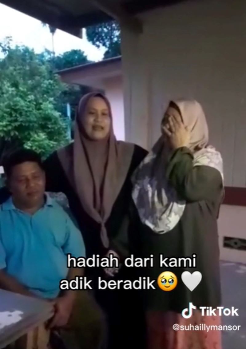 m’sian siblings surprise their parents with brand new car, bringing netizens to tears!