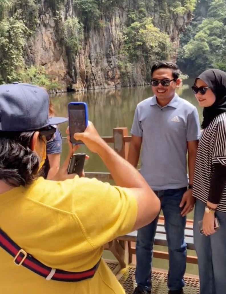 ingatkan orang biasa, pasangan ini tak perasan remy ishak yang tolong ambil gambar