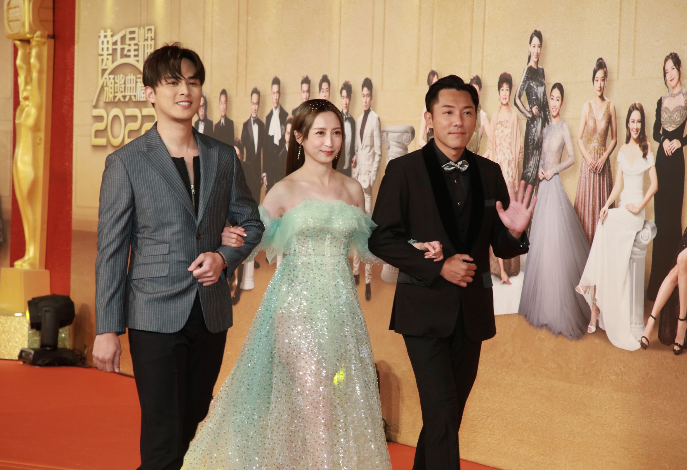 🌟【多图】《万千星辉》盘点女星的用心打扮❗️胡定欣、陈晓华夺最佳衣着🏆