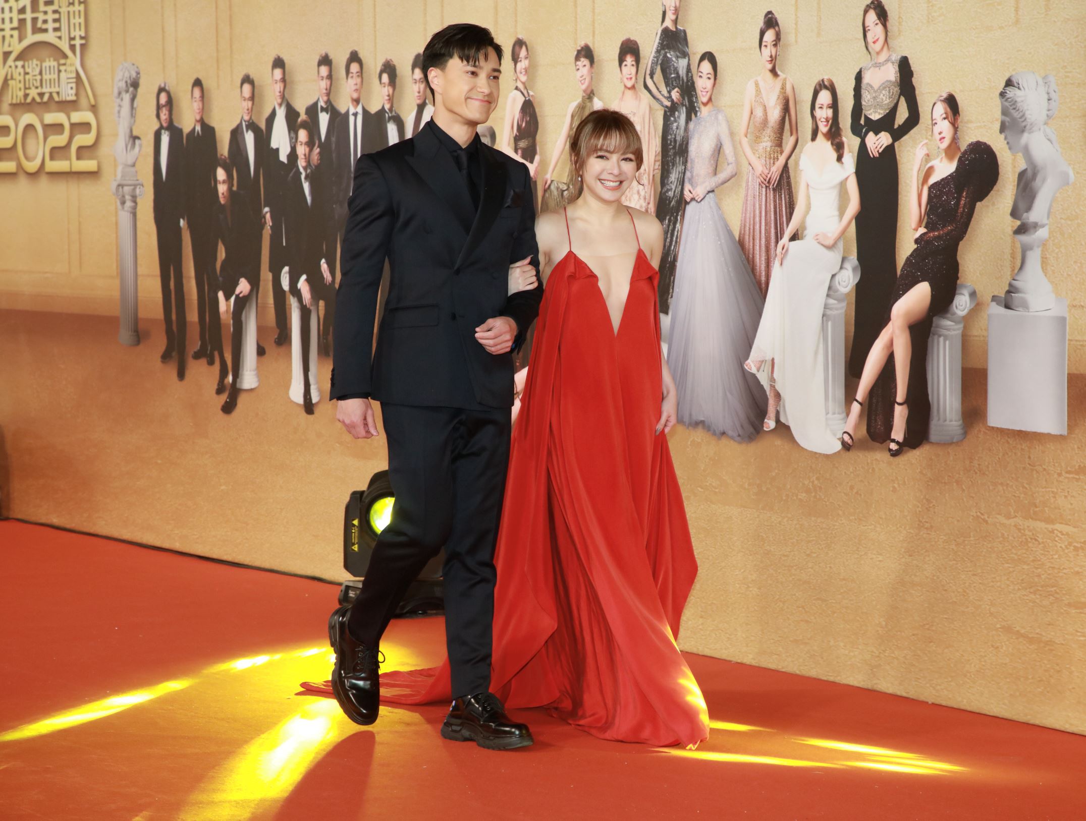 🌟【多图】《万千星辉》盘点女星的用心打扮❗️胡定欣、陈晓华夺最佳衣着🏆