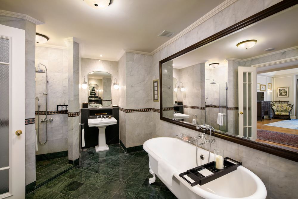 Bathroom in Writers Suite Noel Coward