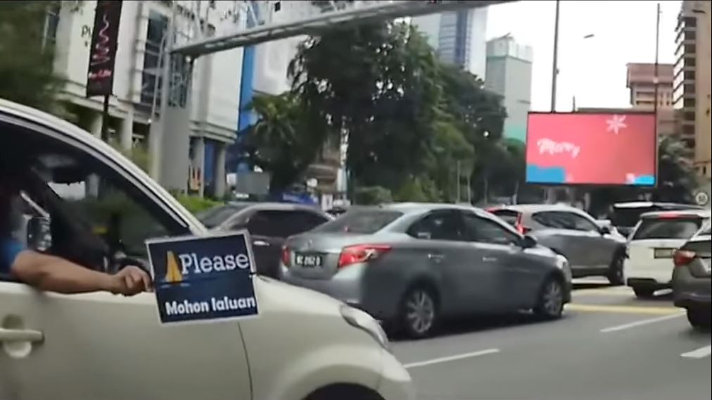 pemandu myvi ini tular tunjuk kad ucapan masa tukar lorong