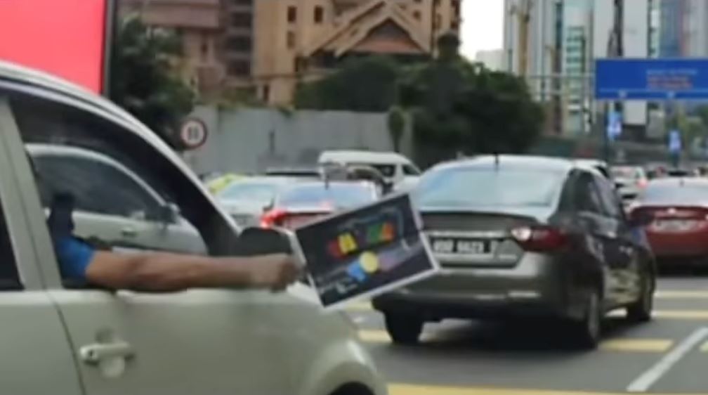 pemandu myvi ini tular tunjuk kad ucapan masa tukar lorong