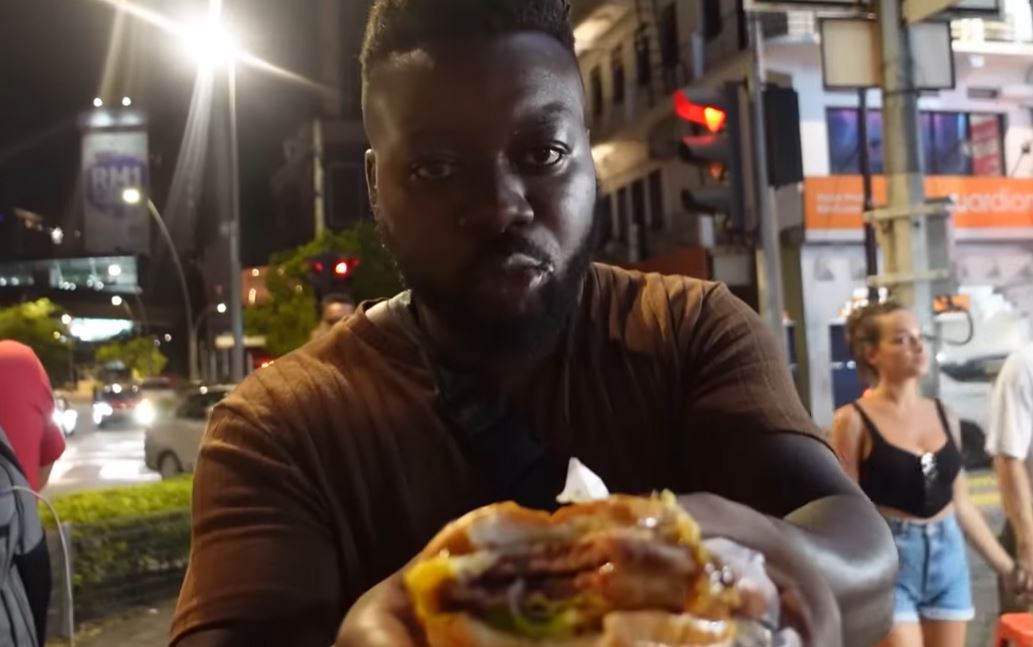 youtuber uk jatuh hati dengan burger ramly, dakwa burger paling sedap pernah dirasai