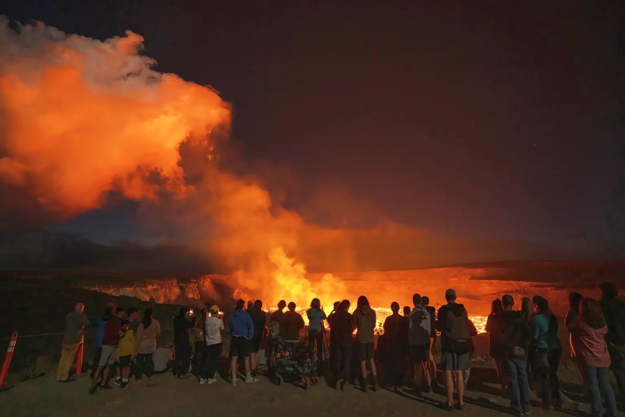 lelaki ini dikecam buang air kecil dalam kawah gunung berapi meletus