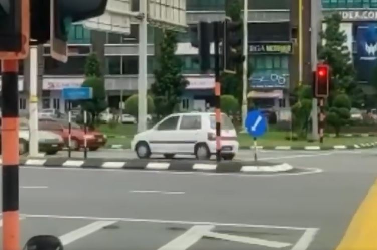 “how dangerous!” video of car driving backwards in terengganu went viral online!