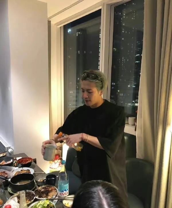 王嘉尔宠粉宠上门！兑现诺言来粉丝家做客！