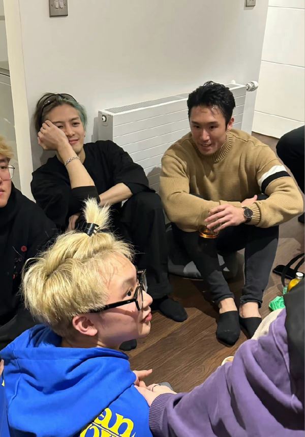 王嘉尔宠粉宠上门！兑现诺言来粉丝家做客！