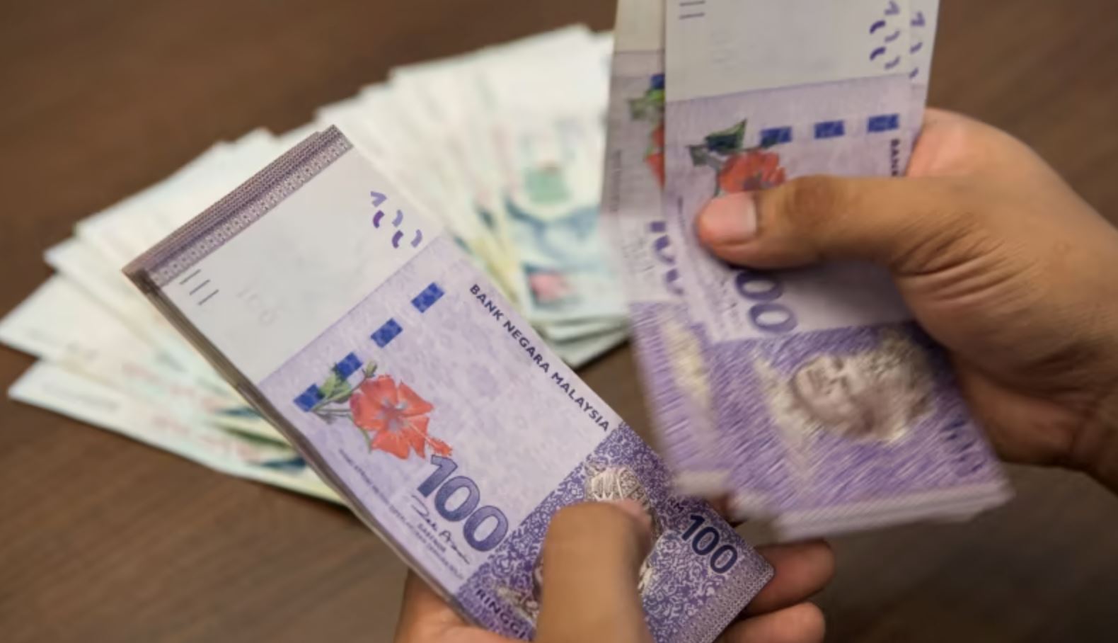 s’porean student among two friends who offered johor police rm90,000 bribe but gets arrested instead