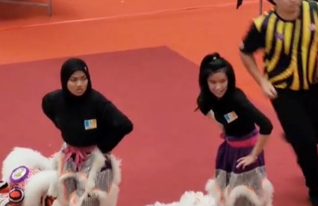 gadis bertudung buat tarian singa raih pujian ramai warganet, “terharu tengok..”