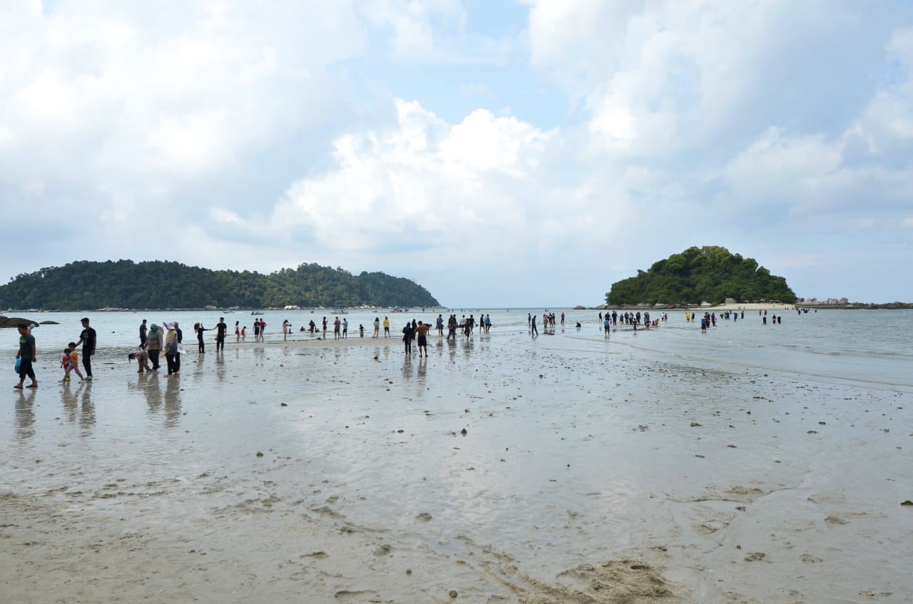 fenomena 'laut terbelah' di pangkor, orang ramai kerumuni lokasi 