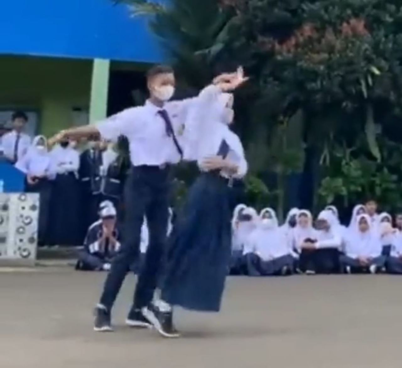 agnes monica terpukau tonton aksi dua pelajar menari masa perhimpunan sekolah
