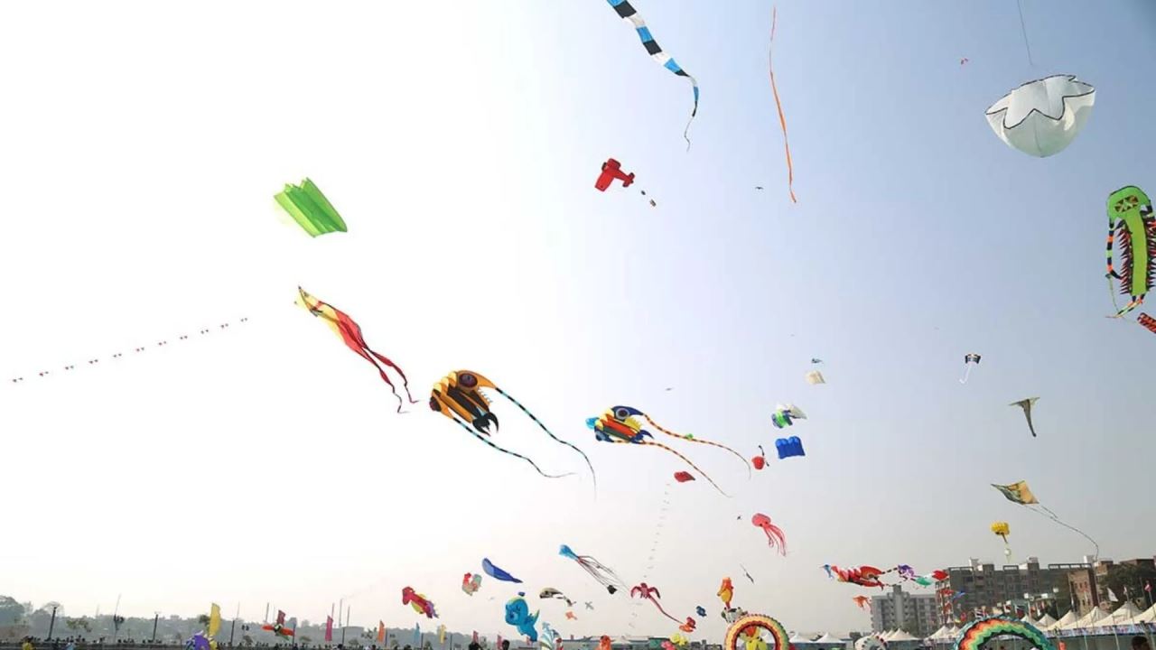 enam maut terbelit tali tajam masa pesta layang-layang di india