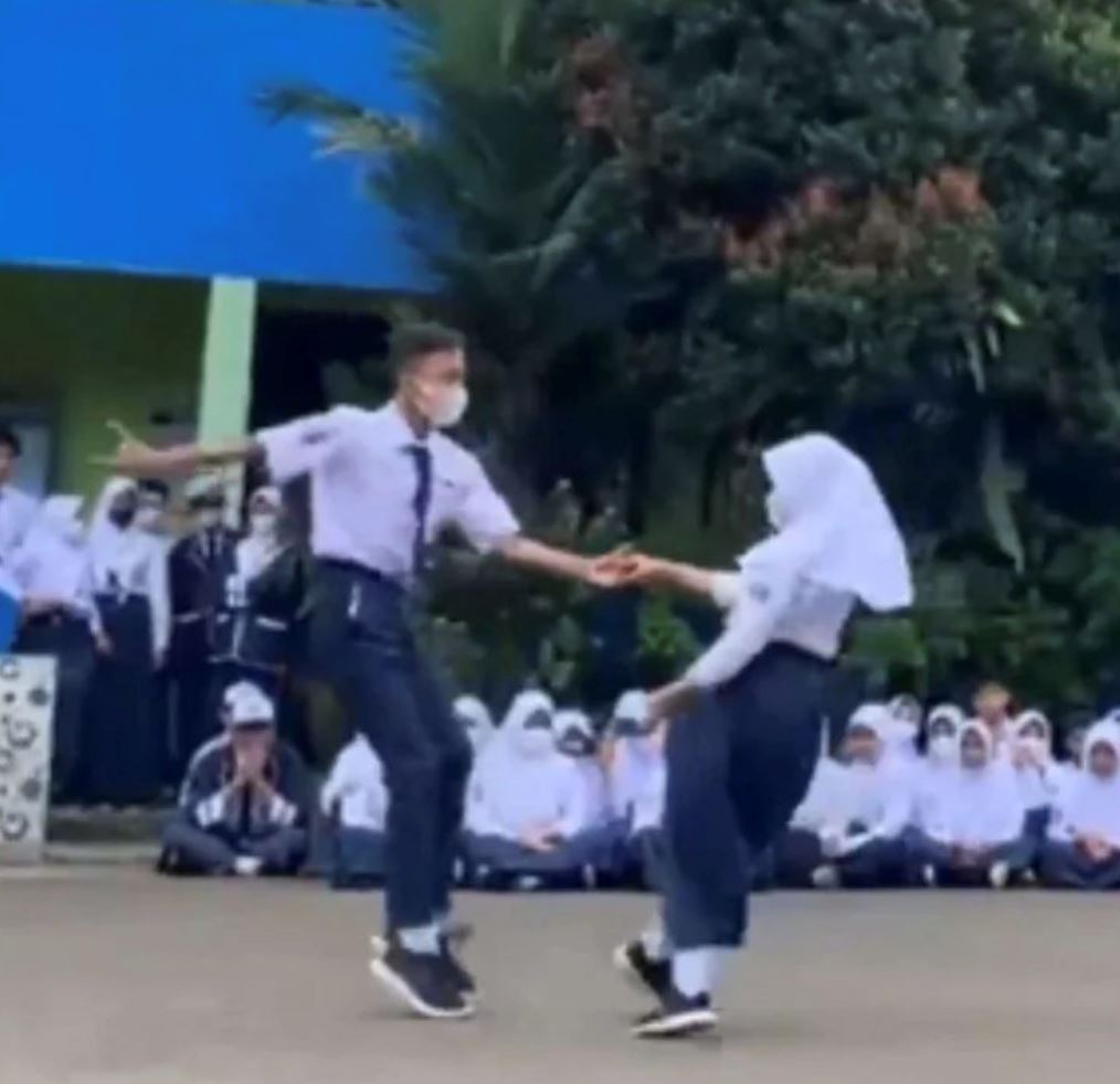 agnes monica terpukau tonton aksi dua pelajar menari masa perhimpunan sekolah