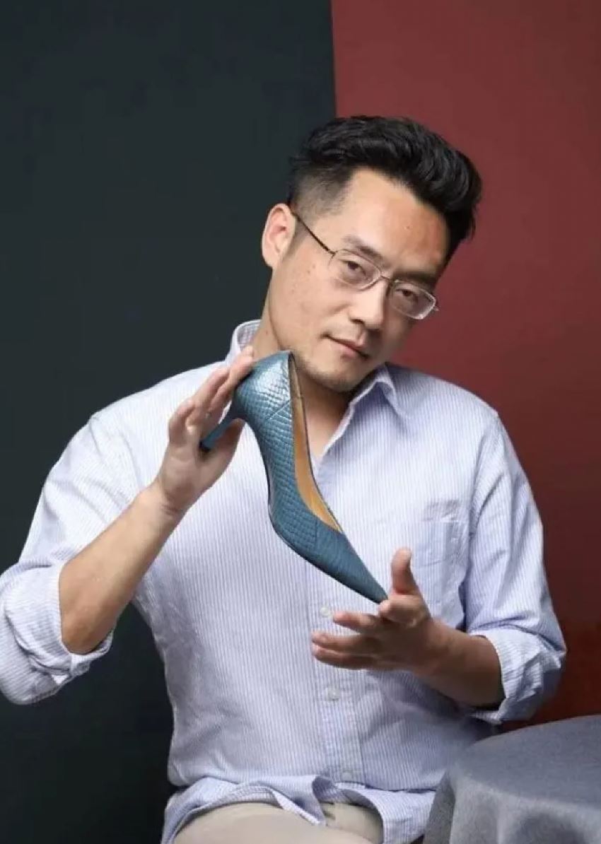 man in china made a fortune selling women’s high heels and modelling it himself!