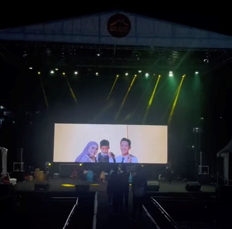 majlis berkhatan sambut besar-besaran, siap ada artis nyanyi!